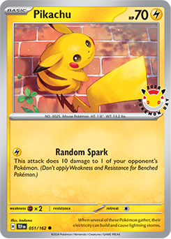 Detailopname van de exclusieve Pikachu promo kaart met het officiële 2026 Pokémon Day stempel.