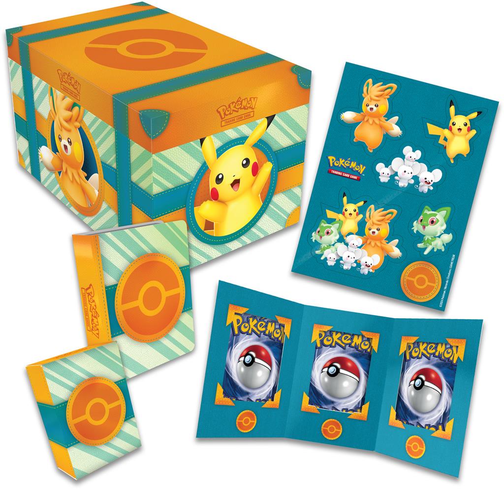 Pokémon TCG Paldea Adventure Chest met foil promokaarten van Pikachu, Sprigatito ex, Pawmi, Pawmo, Pawmot ex, Tandemaus en Maushold ex, tech stickers, mini portfolio, squishy Pikachu, en Pokémon TCG booster packs.