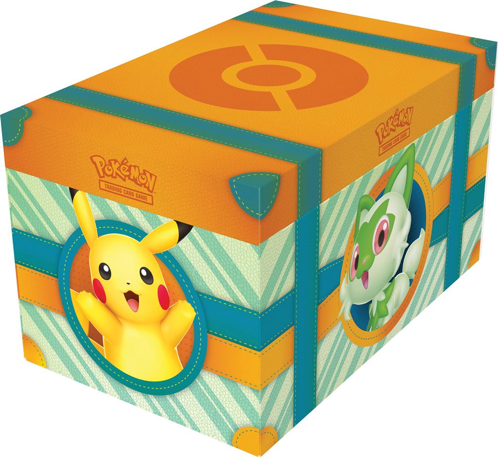 Pokémon TCG Paldea Adventure Chest met foil promokaarten van Pikachu, Sprigatito ex, Pawmi, Pawmo, Pawmot ex, Tandemaus en Maushold ex, tech stickers, mini portfolio, squishy Pikachu, en Pokémon TCG booster packs.