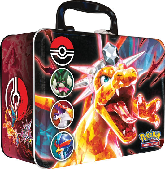 Pokémon Collector's Chest, een stevige metalen koffer met zes Pokémon TCG booster packs, drie foil kaarten van Skeledirge, Quaquaval en Meowscarada, een Pokémon munt, vier kleurrijke stickersheets, een mini portfolio en een codekaart voor Pokémon TCG Live.