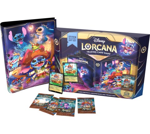 Overzicht van de complete inhoud van de Stitch Gift Set, inclusief de promo-kaart, de verzamelmap en de 4 boosterpacks.