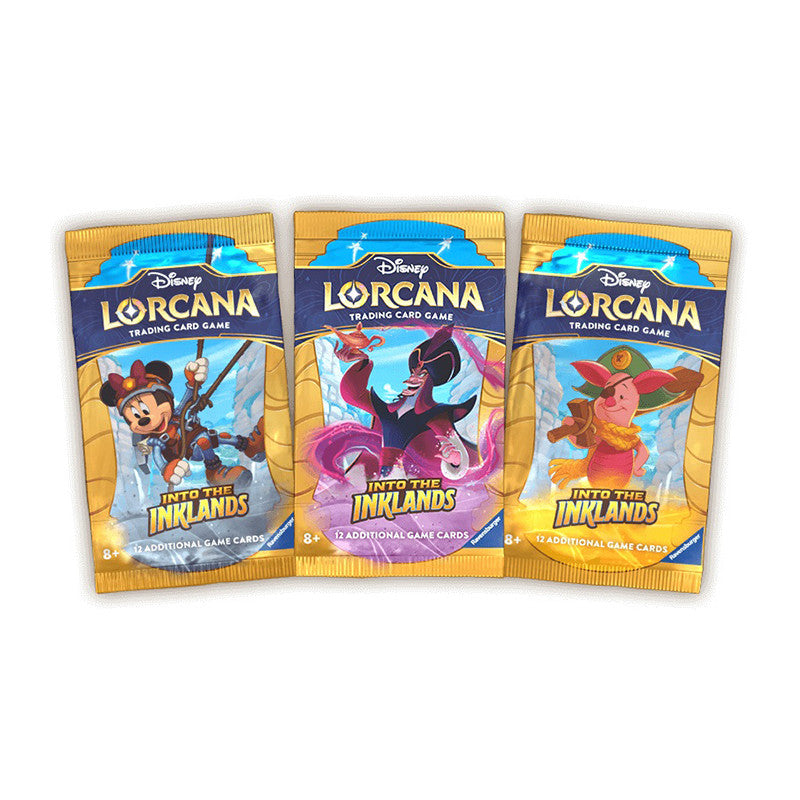 Overzicht in waaiervorm van de drie verschillende boosterpack verpakkingsontwerpen uit de Disney Lorcana Into the Inklands set.