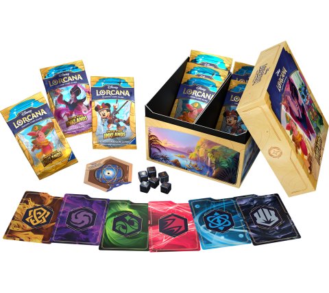 Overzicht van de complete inhoud van de Trove box, inclusief de 8 boosterpacks, dobbelstenen, Lore-counter en dividers.