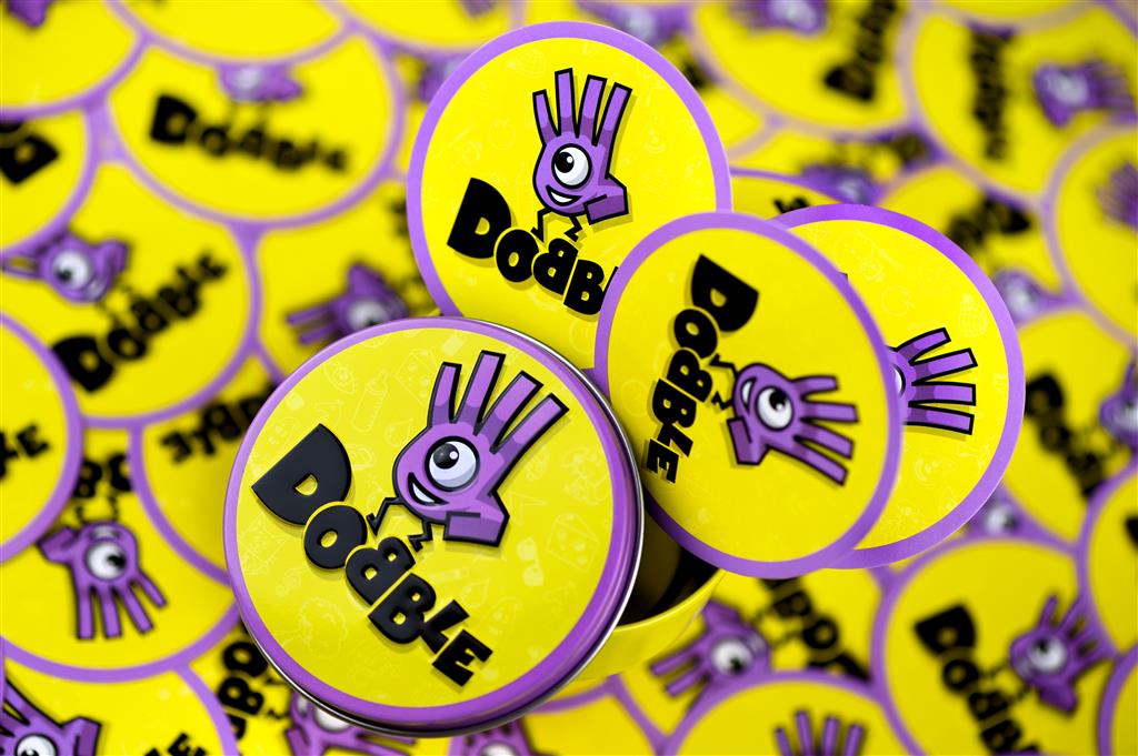 Dobble Classic NL kaartspel verpakking met ronde blikken doos en speelkaarten - vooraanzicht