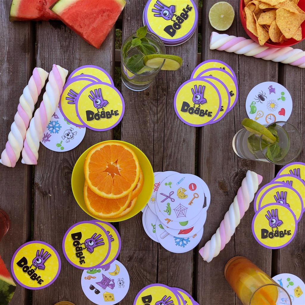 Dobble Classic NL kaartspel verpakking met ronde blikken doos en speelkaarten - detailfoto