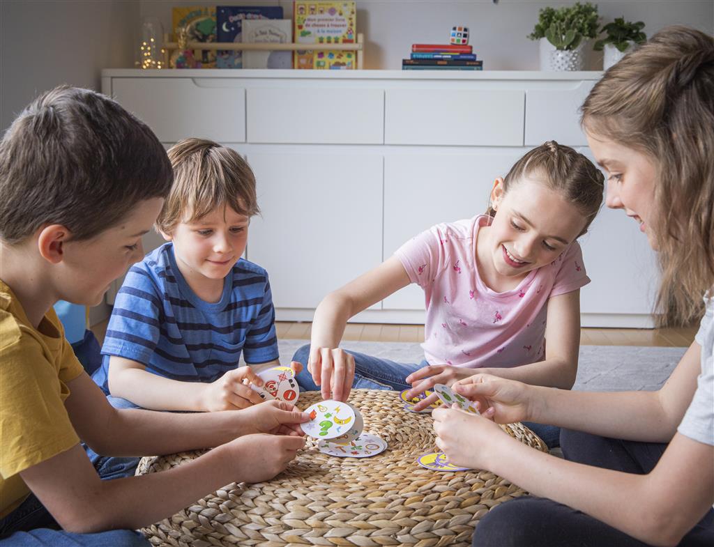 Dobble Classic NL kaartspel verpakking met ronde blikken doos en speelkaarten - achteraanzicht