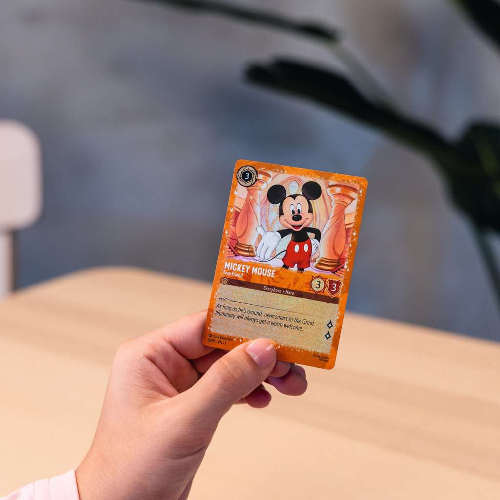 Close-up van de exclusieve Disney Lorcana TCG promo kaart die bij de Ruby puzzel hoort.