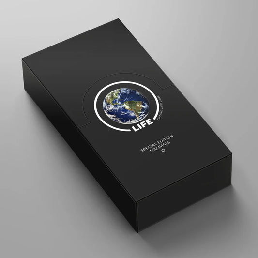 Overzicht van de Mammals Special Edition Mini Box op een strakke grijze achtergrond.