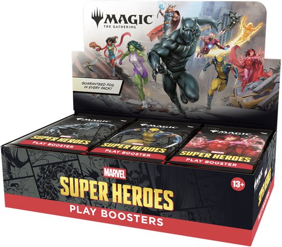 Schuinvooraanzicht van de geopende Magic: The Gathering Marvel Super Heroes Play Boosterbox Display waarin de 30 boosters overzichtelijk klaarstaan.