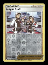 League Staff Reverse Holo #153/185 Vivid Voltage Pokémon kaart met twee League Staff medewerkers