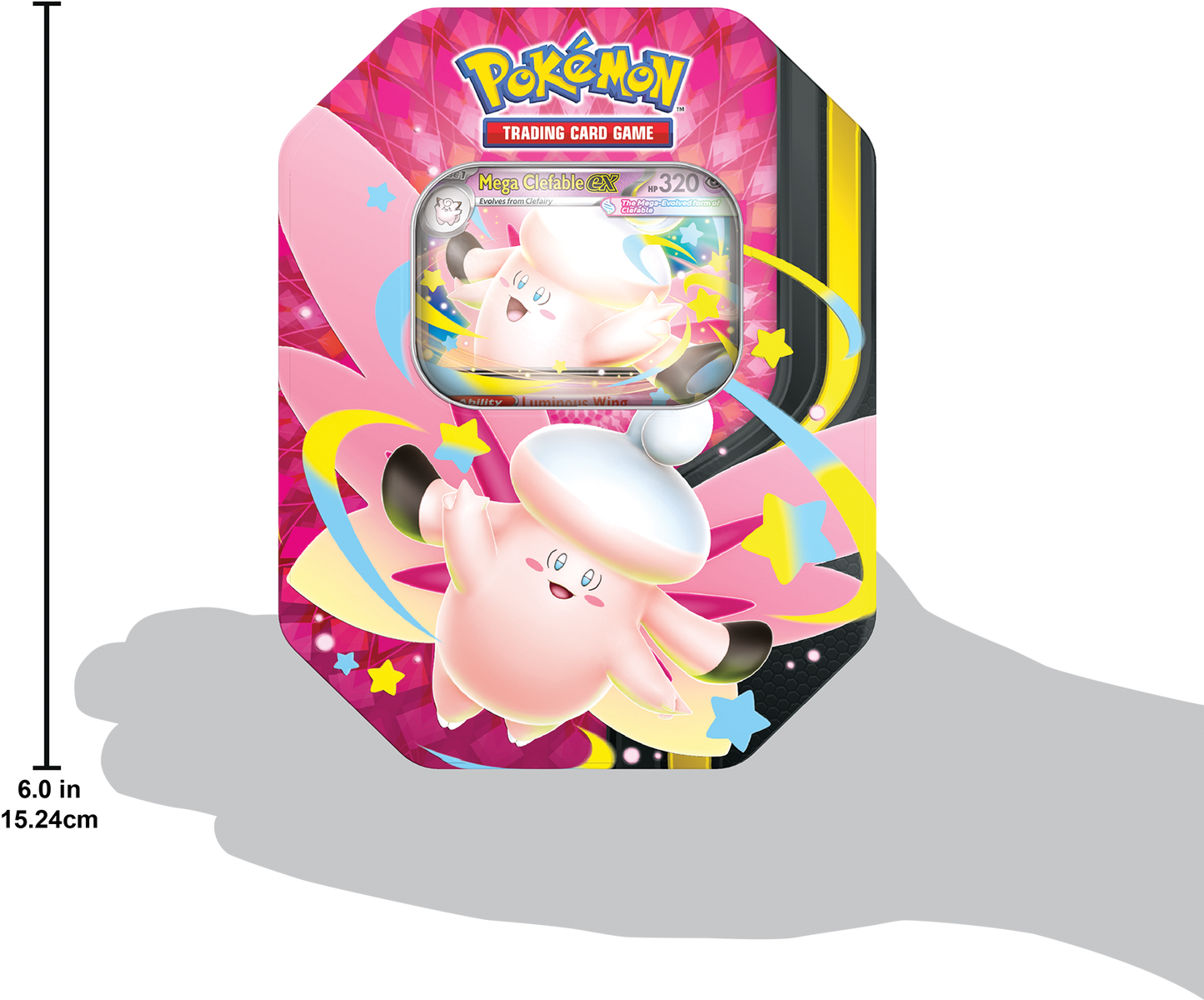 Formaatvergelijking van de Mega Clefable ex Tin in een hand om de grootte van de verzamelbox aan te geven.