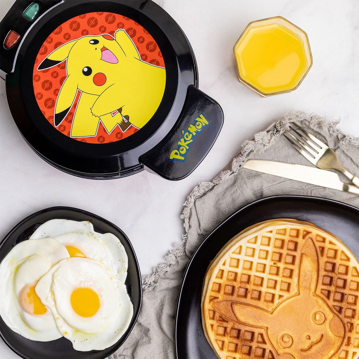 Pokémon Pikachu wafelijzer met wafel in Pikachu vorm