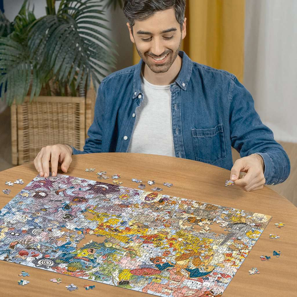 Sfeerbeeld van een verzamelaar die de Pokémon 151 puzzel van 1000 stukjes in elkaar zet.