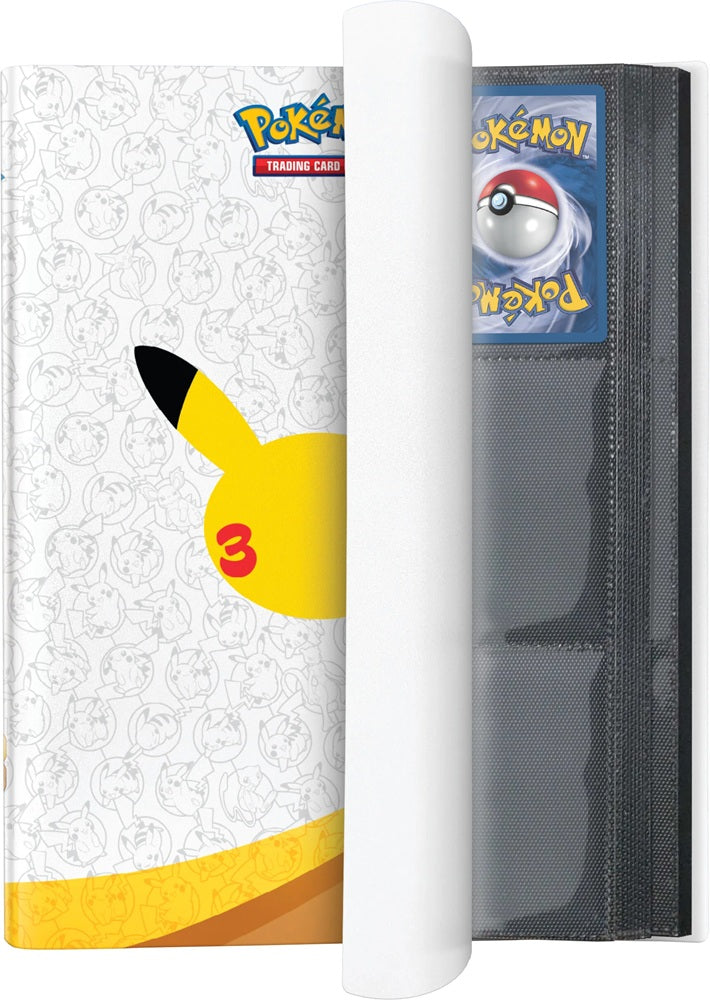 Interieur van de geopende Pokémon 30th Celebration verzamelmap met overzichtelijke vakjes waarin een kaart veilig is opgeborgen.