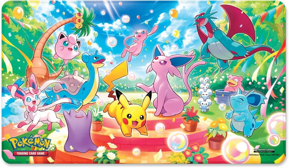 De premium stoffen Pokémon TCG speelmat met exclusief artwork van Pikachu, Espeon en vrienden.