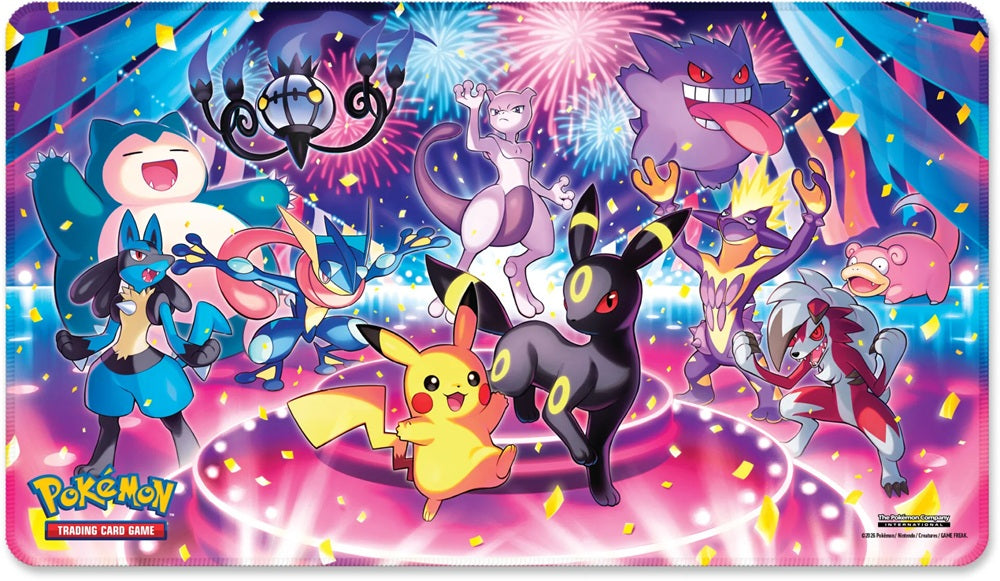 De premium stoffen Pokémon TCG speelmat met exclusief artwork van Pikachu, Umbreon en vrienden.