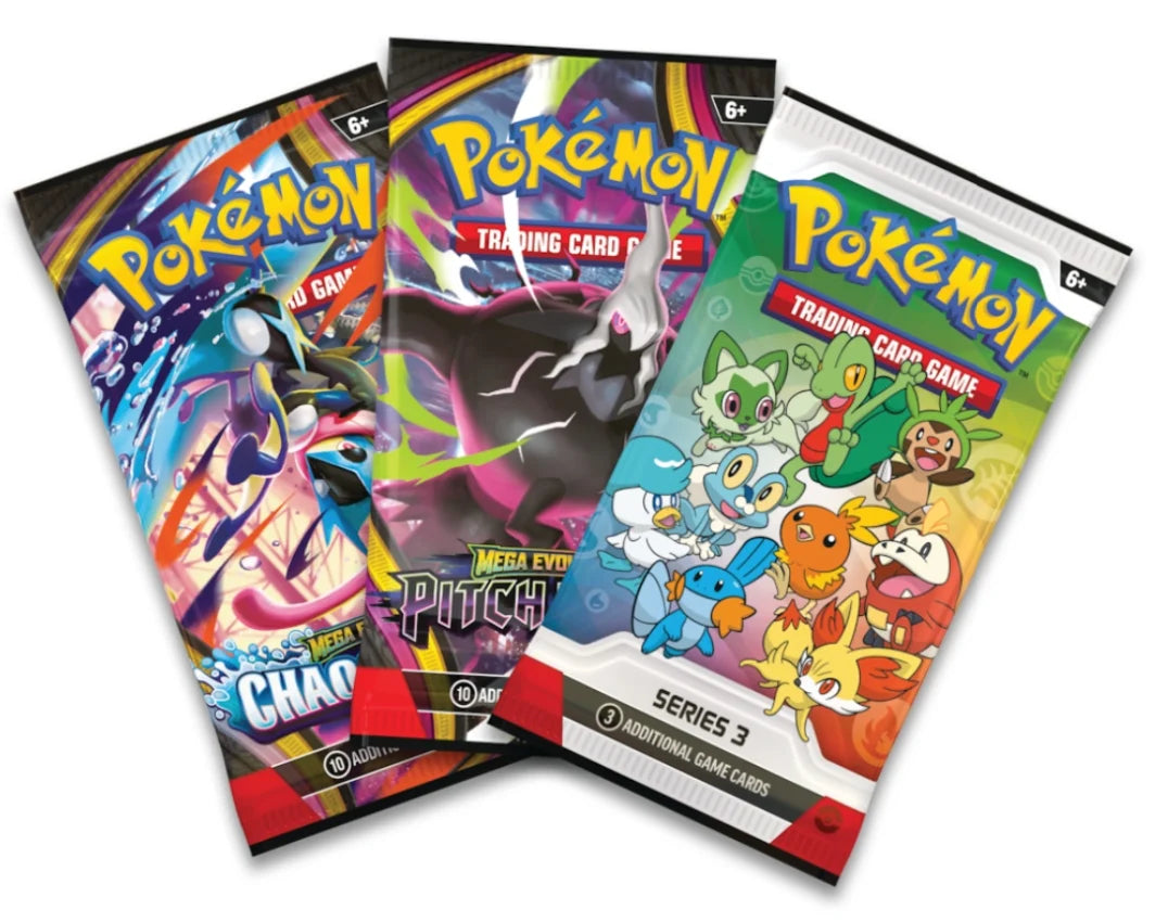 Overzicht in waaiervorm van de drie inbegrepen booster packs: een Chaos Rising pack, een Pitch Black pack en het speciale Illustration Rare promo pack.