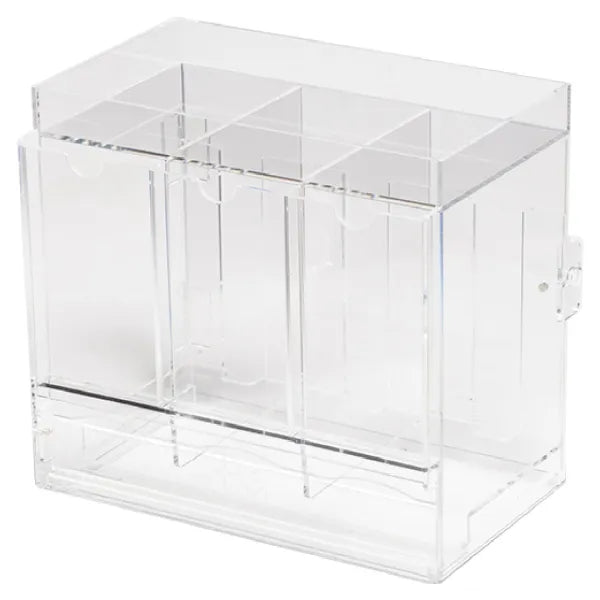 Schuine vooropname van de lege, kristalheldere 3-slot acryl booster pack dispenser showcase.