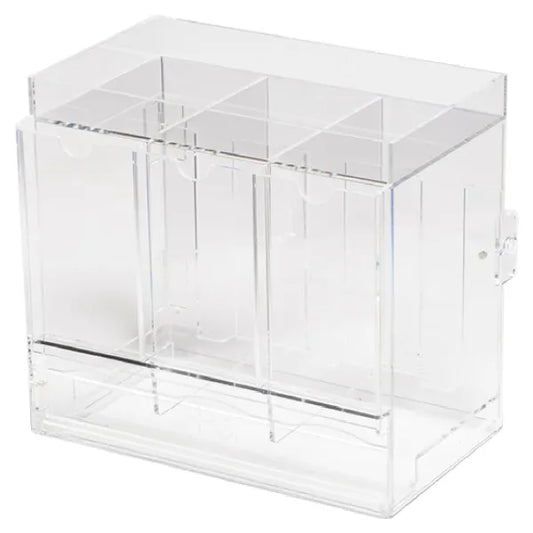 Schuine vooropname van de lege, kristalheldere 3-slot acryl booster pack dispenser showcase.