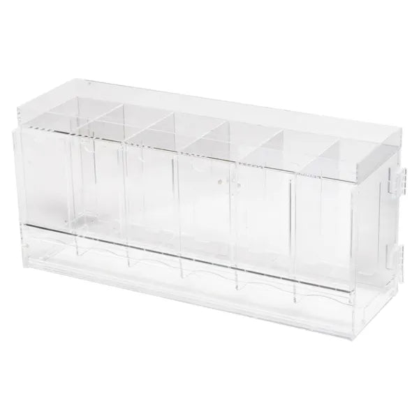 Schuine vooropname van de lege, royale en kristalheldere 6-slot acryl booster pack dispenser showcase.