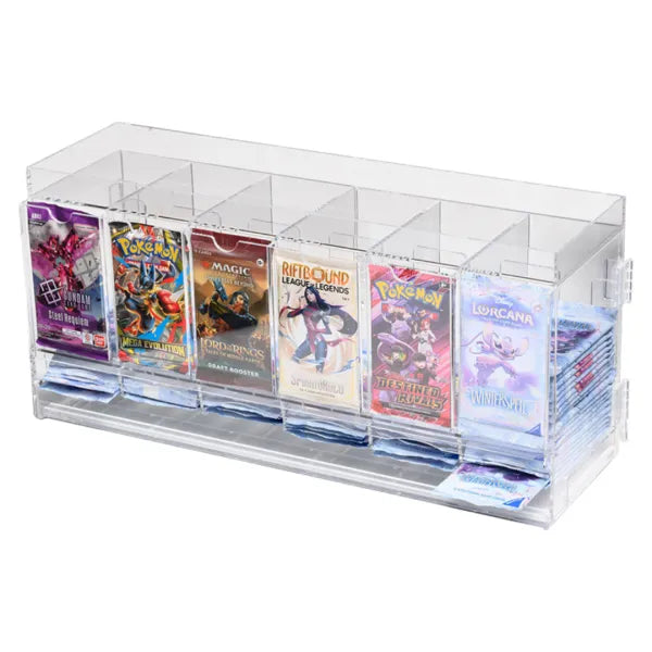 De 6-slot acryl dispenser gevuld met boosterpacks van Pokémon, Disney Lorcana, Magic: The Gathering, League of Legends Riftbound en Gundam om de brede universele pasvorm te tonen.