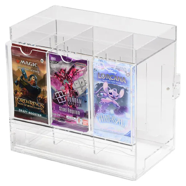 De 3-slot acryl dispenser gevuld met Disney Lorcana, Magic: The Gathering en Gundam boosterpacks om de universele pasvorm te tonen.