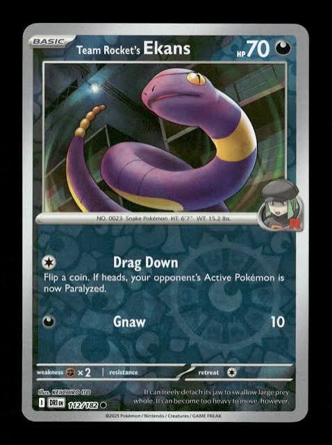 Team Rocket's Ekans #112 Reverse Holo kaart uit de Destined Rivals set