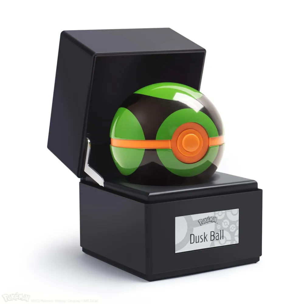 The Wand Company Pokémon Dusk Ball Replica in een verlichte presentatiebox met metalen behuizing - vooraanzicht