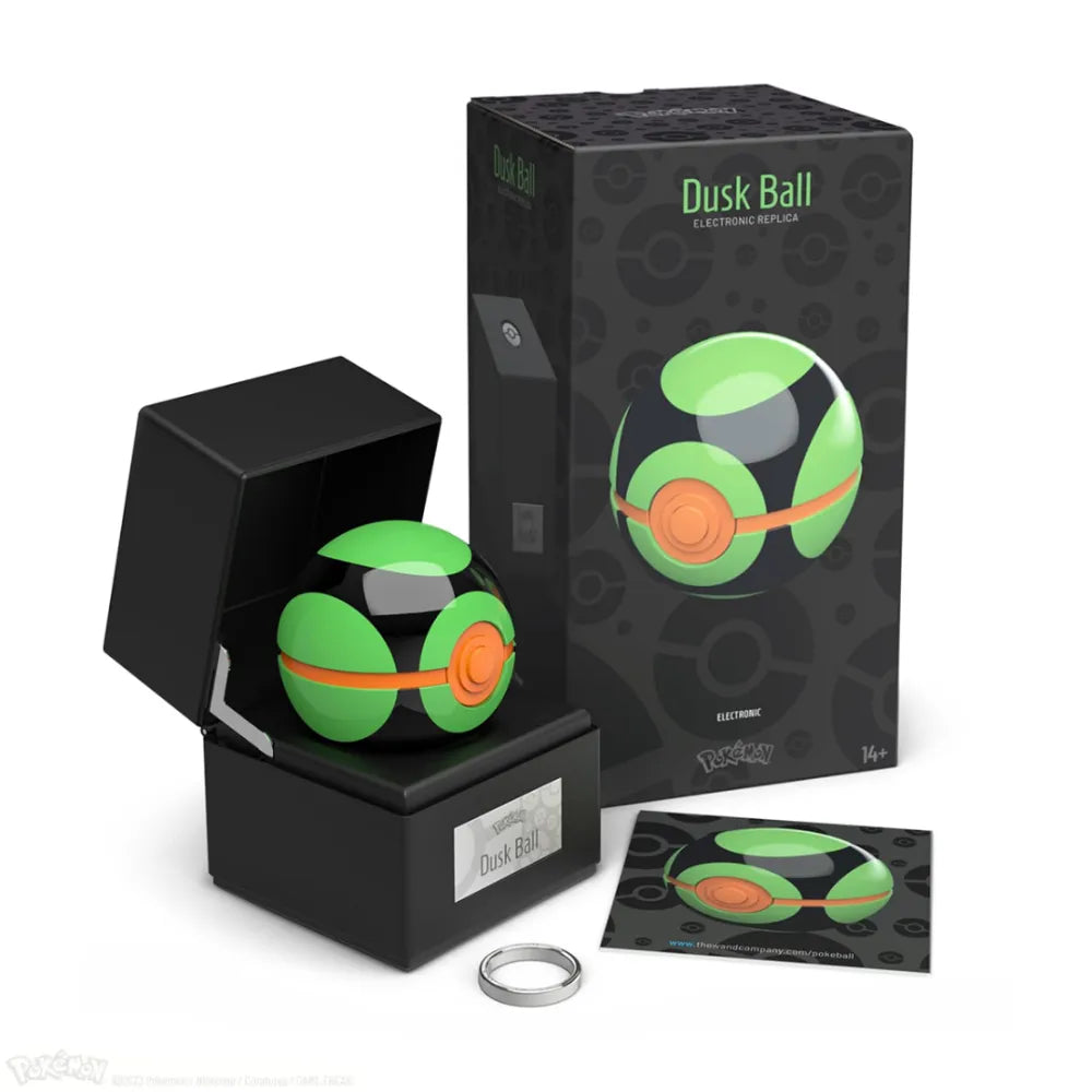 The Wand Company Pokémon Dusk Ball Replica in een verlichte presentatiebox met metalen behuizing - detailfoto