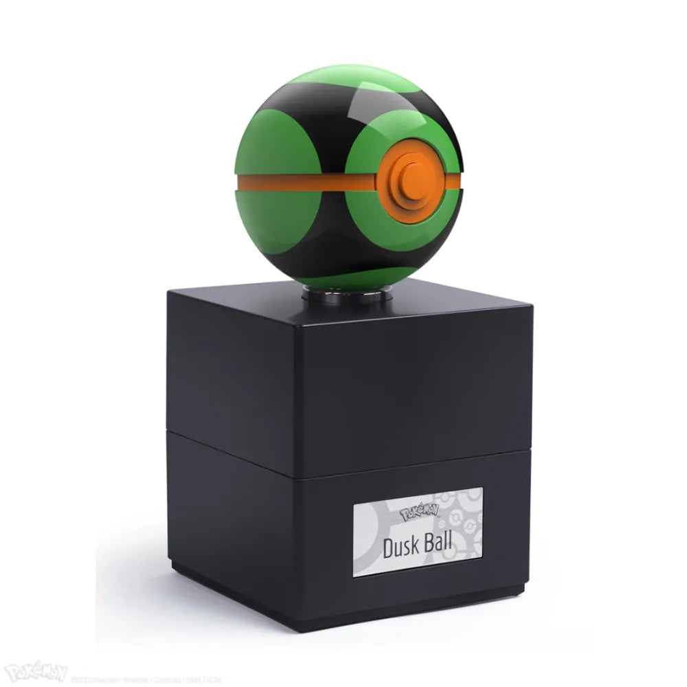 The Wand Company Pokémon Dusk Ball Replica in een verlichte presentatiebox met metalen behuizing - achteraanzicht
