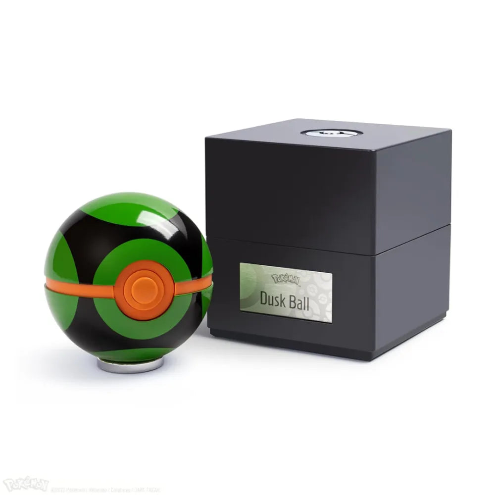 The Wand Company Pokémon Dusk Ball Replica in een verlichte presentatiebox met metalen behuizing - vooraanzicht