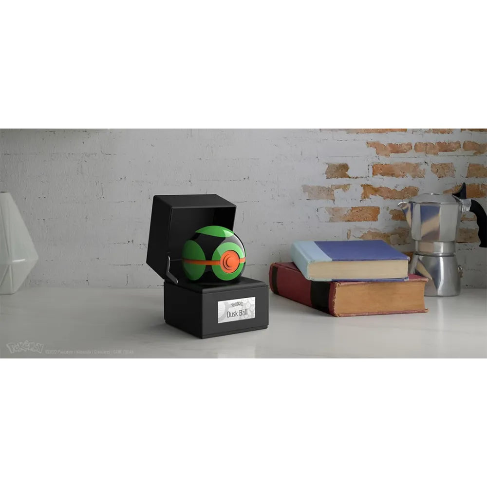 The Wand Company Pokémon Dusk Ball Replica in een verlichte presentatiebox met metalen behuizing - verpakking