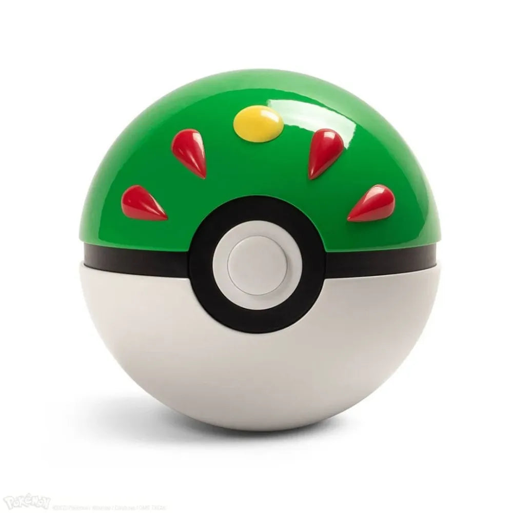 The Wand Company Pokémon Friend Ball Replica in verlichte displaybox met metalen schaal - zijaanzicht
