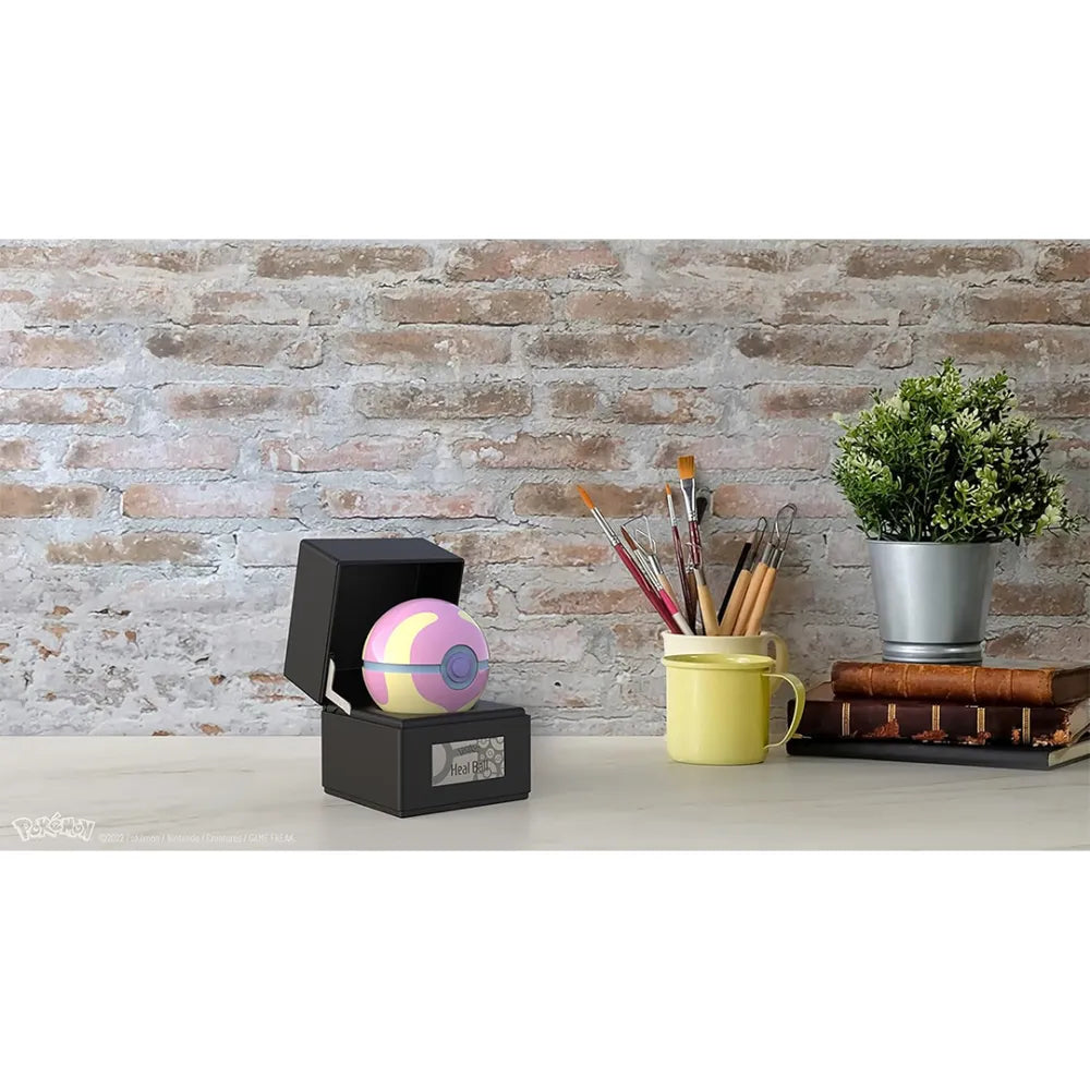 The Wand Company Pokémon Heal Ball Replica in metalen displaybox met verlichting - verpakking