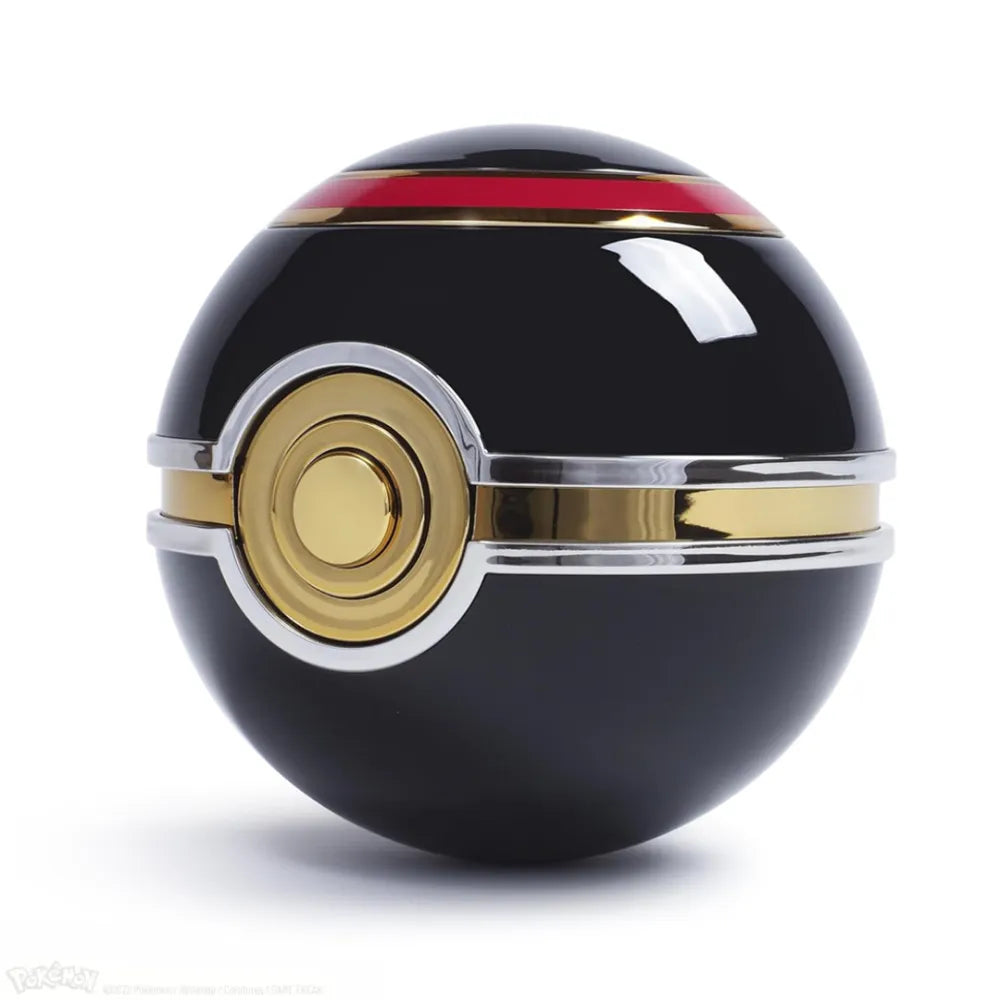 The Wand Company Pokémon Luxury Ball Replica in verlichte presentatiecase met metalen afwerking - zijaanzicht