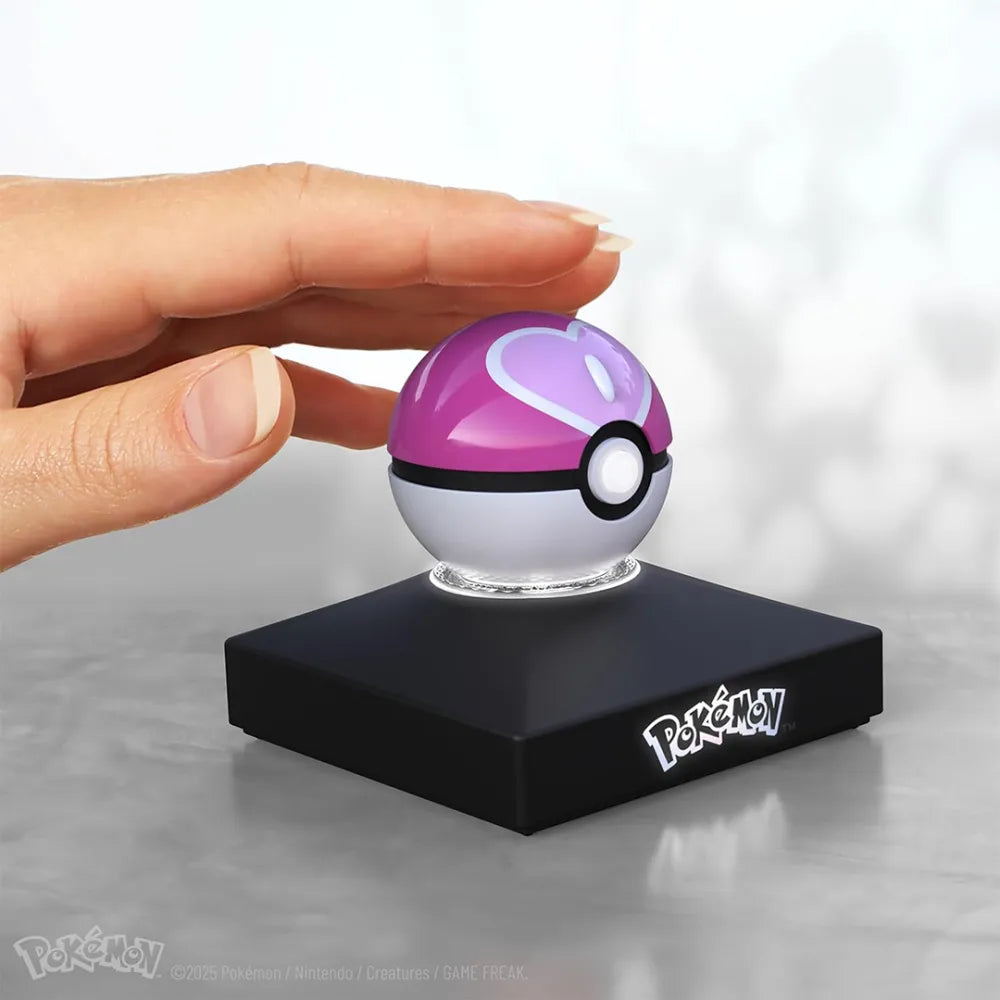 The Wand Company Pokémon Mini Love Ball Replica van gegoten metaal met verlichte displaystandaard - detailfoto
