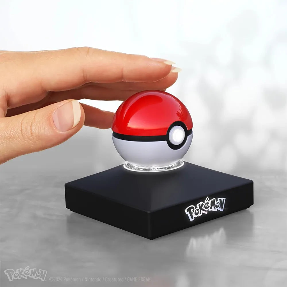 The Wand Company Pokémon Mini Poké Ball Replica gemaakt van metaal met display stand - detailfoto