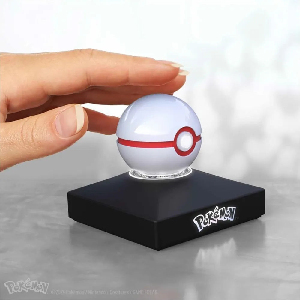 The Wand Company Pokémon Mini Premier Ball Replica in luxe witte en rode metaalfinish met verlichte displaystandaard - detailfoto