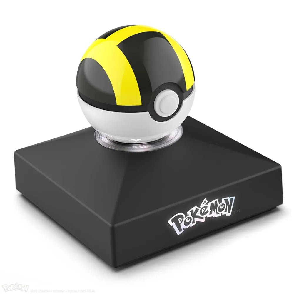 The Wand Company Pokémon Mini Ultra Ball Replica met metalen behuizing en oplichtende displaystandaard - vooraanzicht