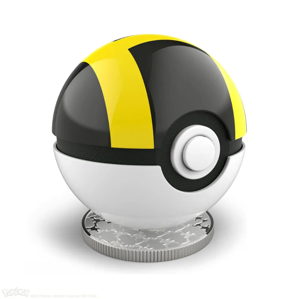The Wand Company Pokémon Mini Ultra Ball Replica met metalen behuizing en oplichtende displaystandaard - zijaanzicht