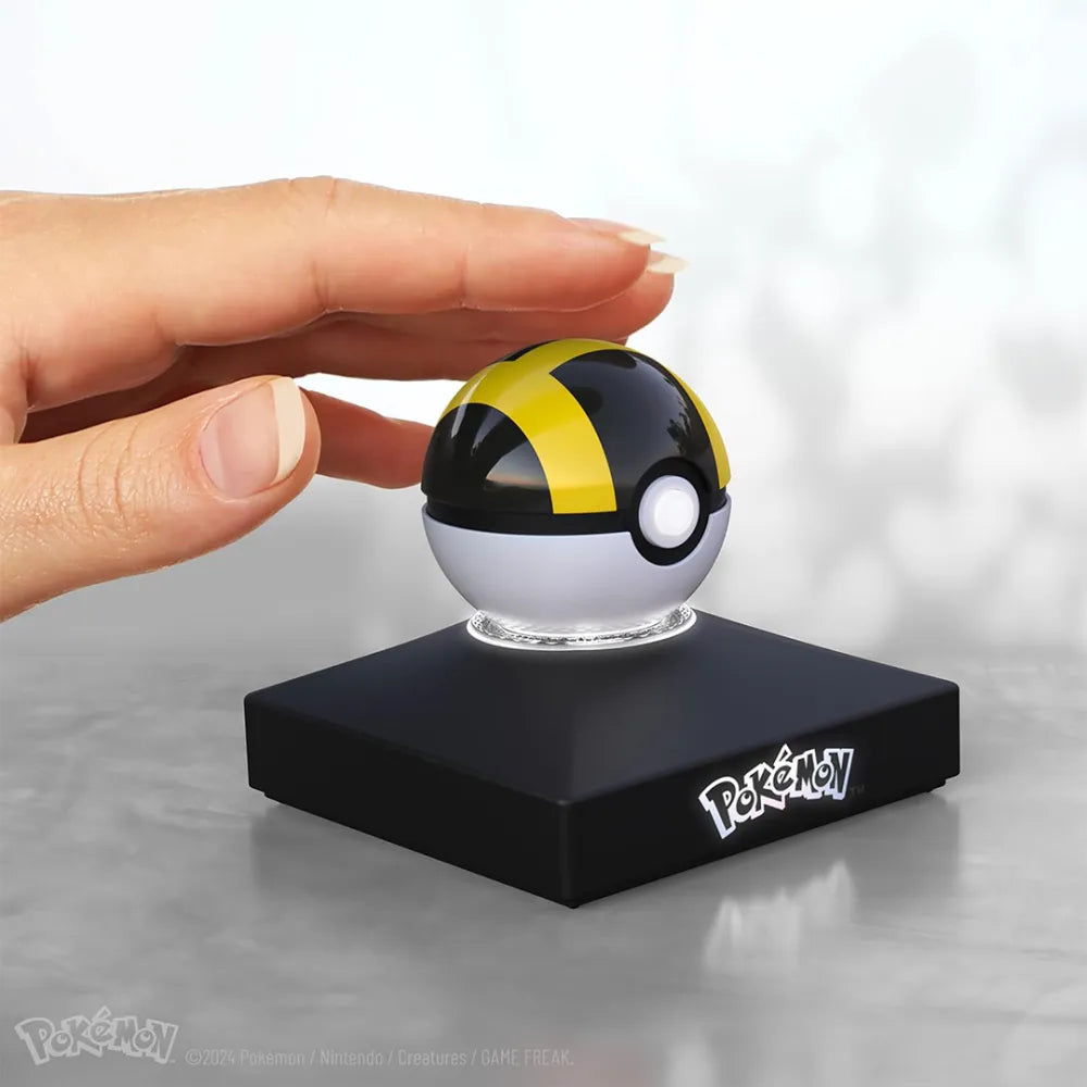 The Wand Company Pokémon Mini Ultra Ball Replica met metalen behuizing en oplichtende displaystandaard - detailfoto