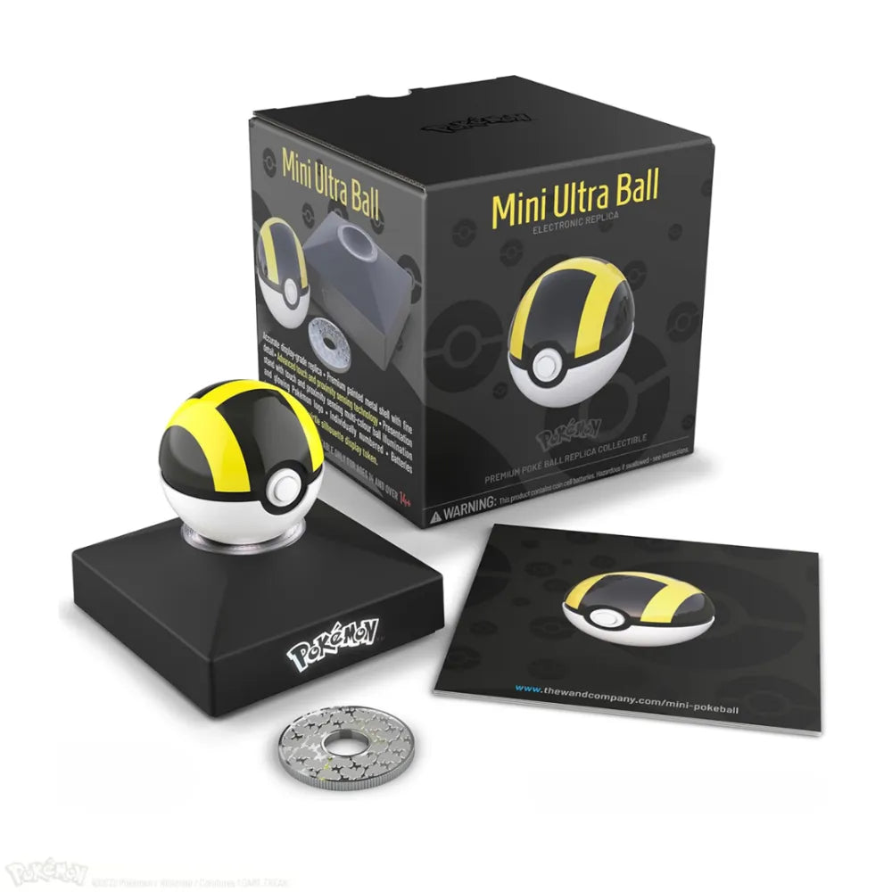 The Wand Company Pokémon Mini Ultra Ball Replica met metalen behuizing en oplichtende displaystandaard - achteraanzicht