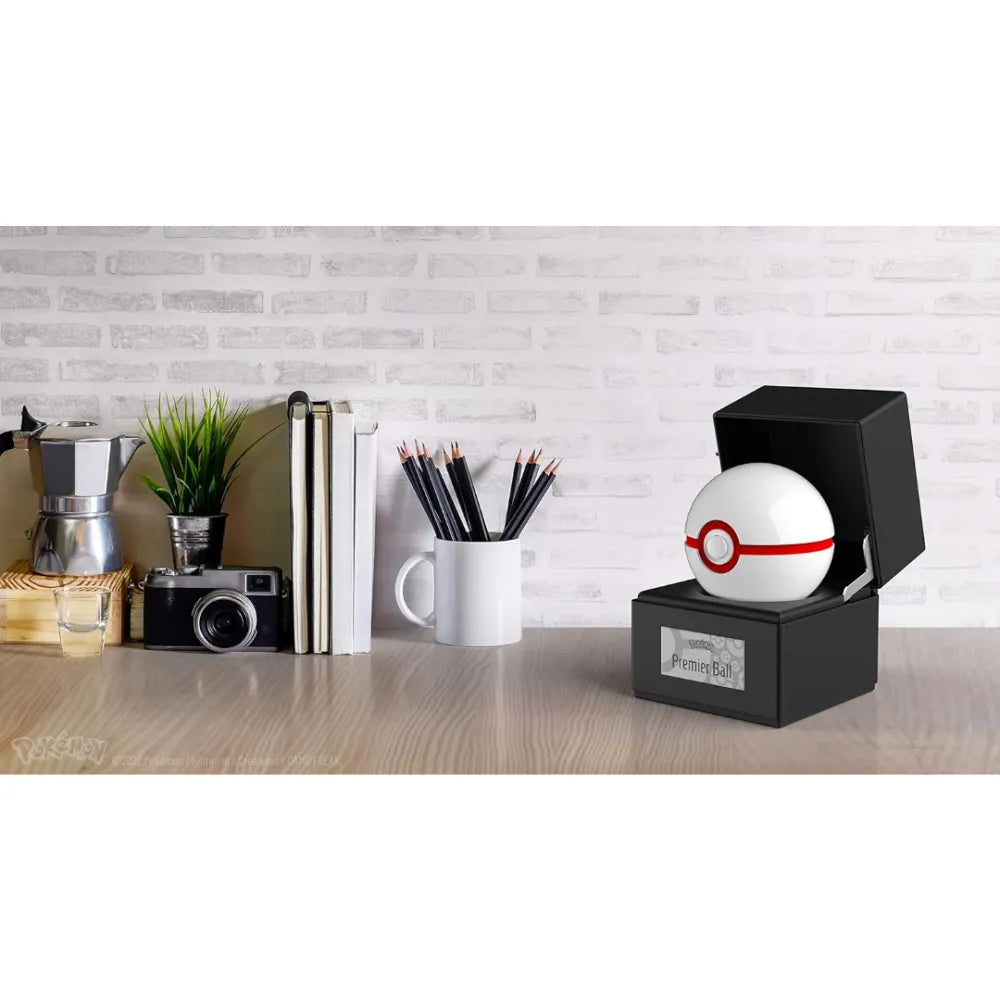 The Wand Company Pokémon Premier Ball Replica in luxe verlichte presentatiecase met metalen afwerking - verpakking