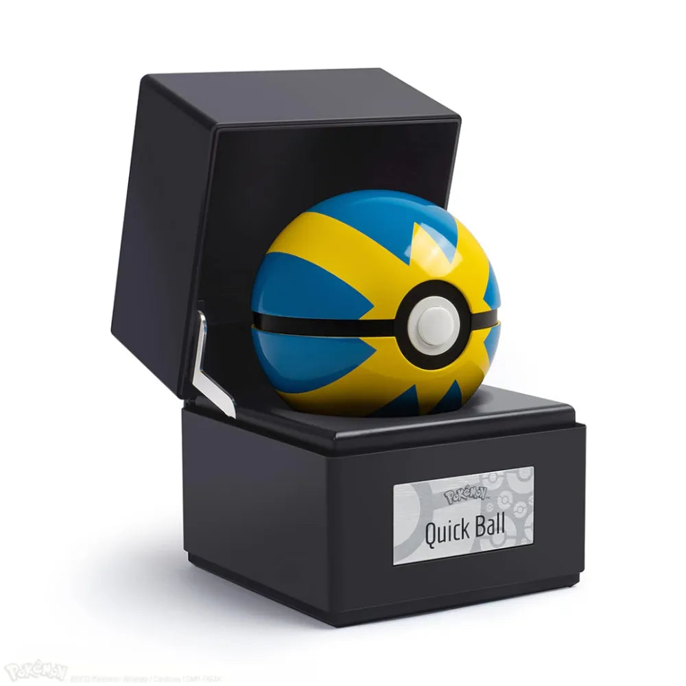 The Wand Company Pokémon Quick Ball Replica in een verlichte presentatiebox met metalen schaal - vooraanzicht