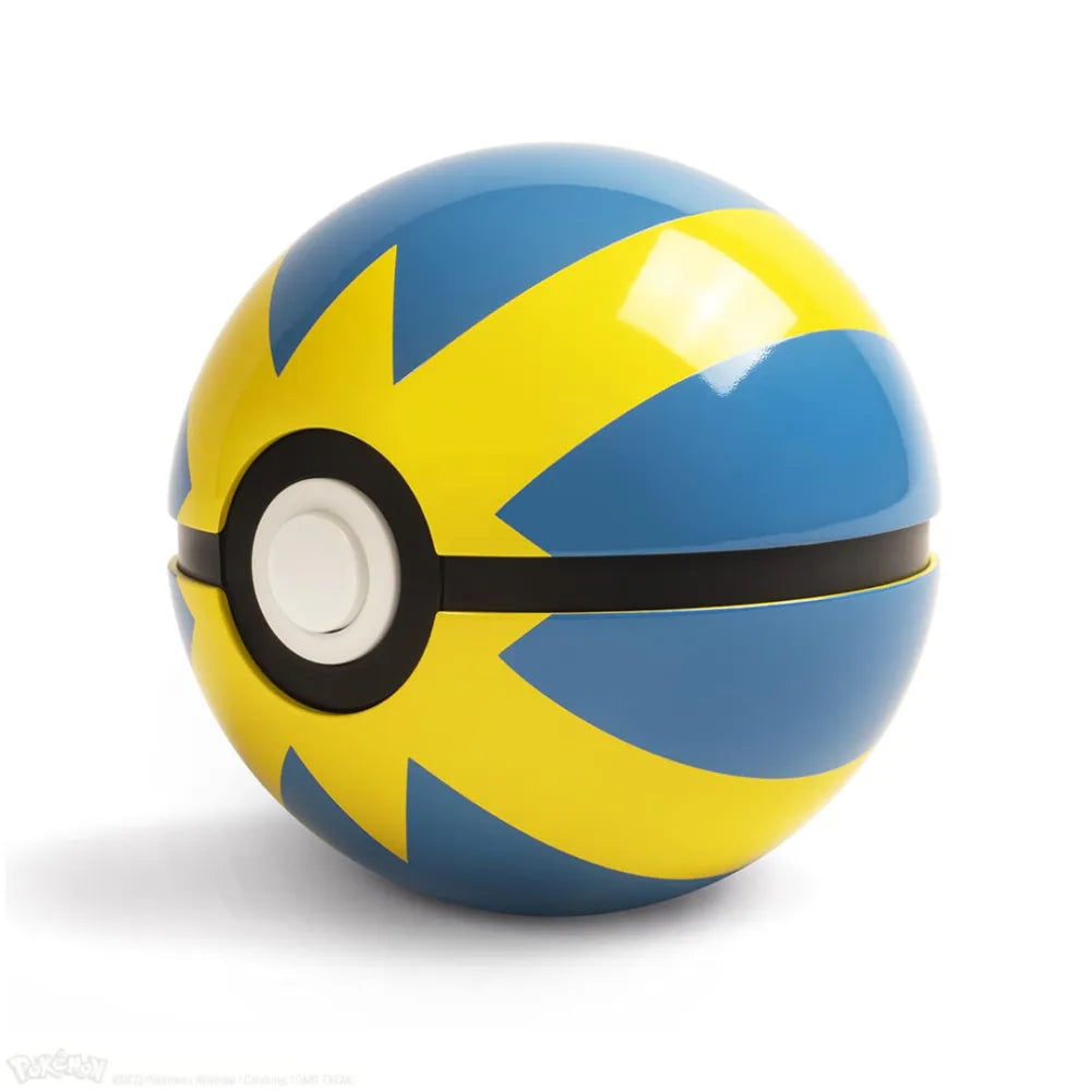 The Wand Company Pokémon Quick Ball Replica in een verlichte presentatiebox met metalen schaal - verpakking