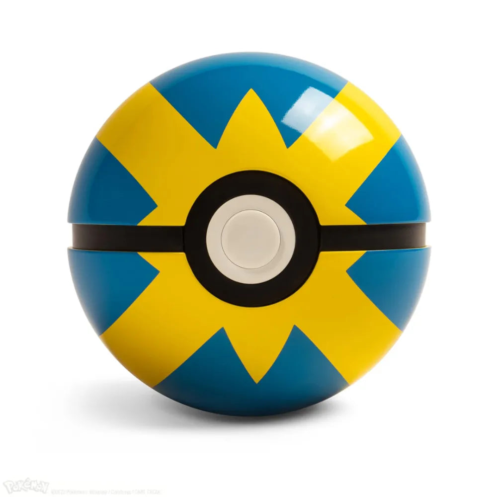 The Wand Company Pokémon Quick Ball Replica in een verlichte presentatiebox met metalen schaal - zijaanzicht