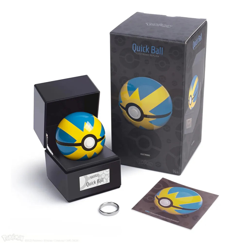 The Wand Company Pokémon Quick Ball Replica in een verlichte presentatiebox met metalen schaal - detailfoto