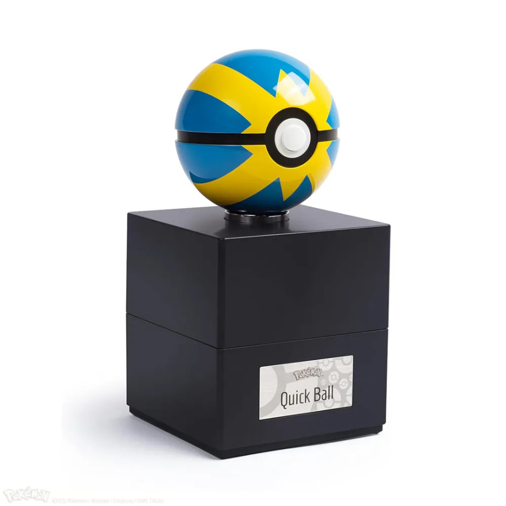 The Wand Company Pokémon Quick Ball Replica in een verlichte presentatiebox met metalen schaal - achteraanzicht