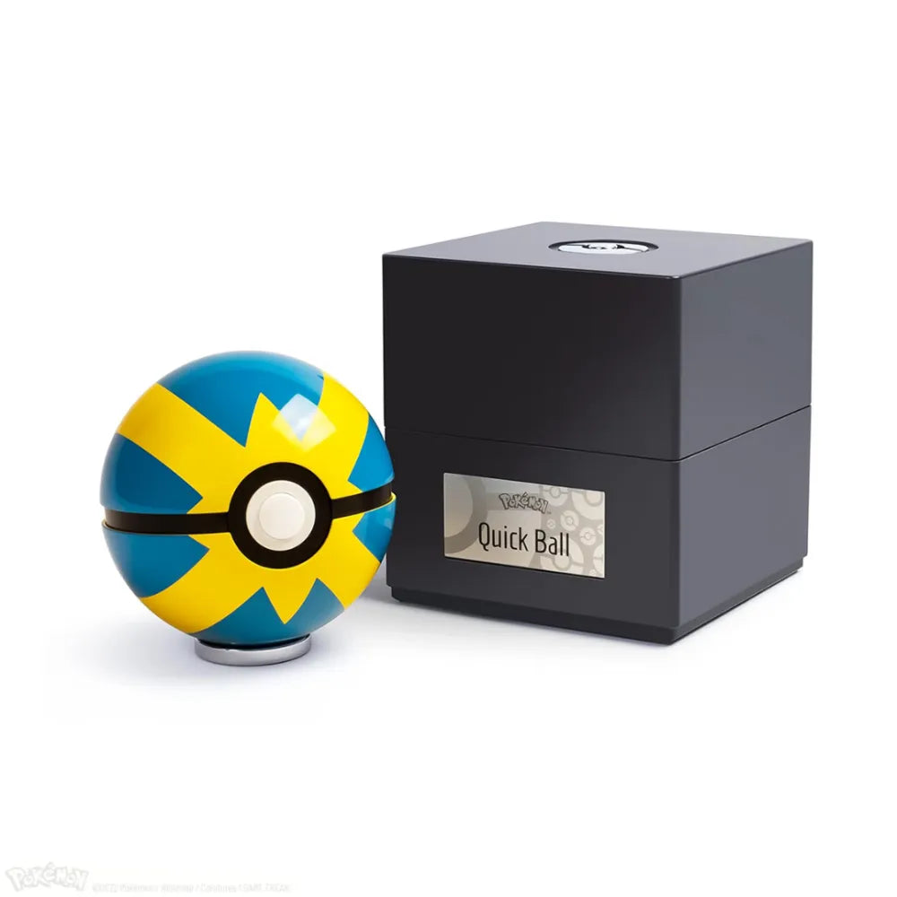 The Wand Company Pokémon Quick Ball Replica in een verlichte presentatiebox met metalen schaal - vooraanzicht