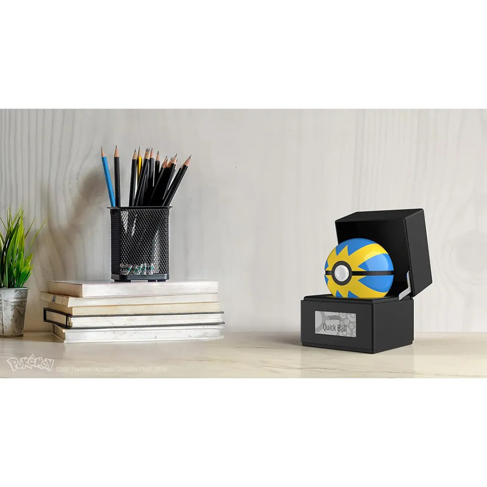 The Wand Company Pokémon Quick Ball Replica in een verlichte presentatiebox met metalen schaal - verpakking